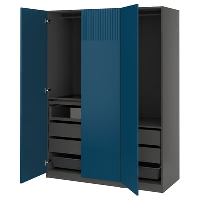 Armoire PAX bleue avec tiroirs et étagères.
