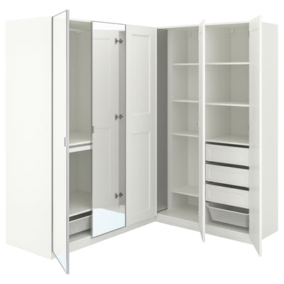 Armoire d’angle PAX blanche avec des sections en miroir et ouvertes, plusieurs étagères et des organisateurs pour un rangement efficace.