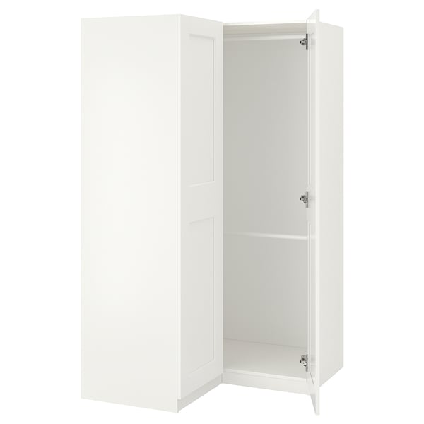 Armoire Ikea PAX blanche. Unité haute, rectangulaire, d’angle. Deux portes battantes, ouvertes pour la vue.