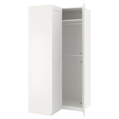 Armoire PAX blanche avec porte ouverte, design minimaliste, solution de rangement simple.