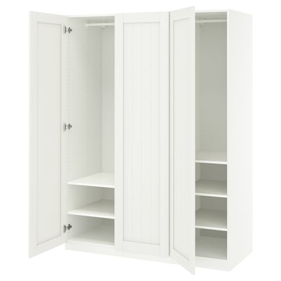 Armoire ikea PAX blanche avec portes ouvertes mettant en valeur des étagères, en panneaux de fibres et de particules.