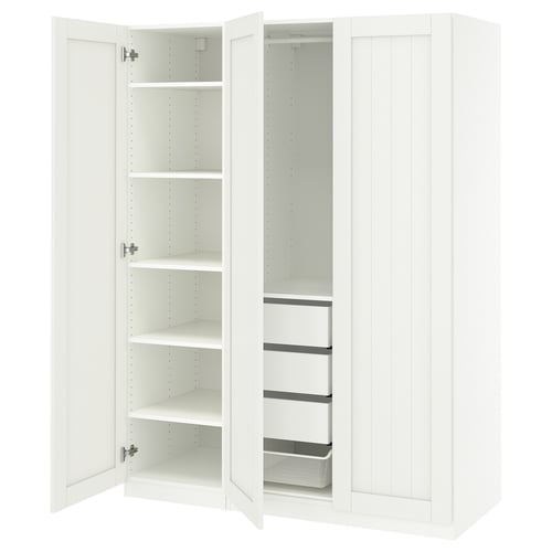 Une armoire PAX blanche avec des portes ouvertes, affichant plusieurs étagères et organisateurs.
