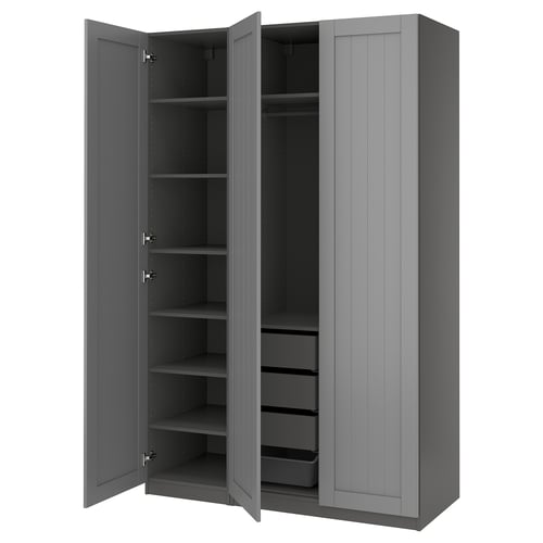Armoire PAX grise, portes ouvertes, cinq étagères, deux tiroirs, panier en filet.
