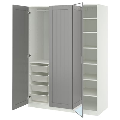 Armoire à trois sections avec étagères réglables, paniers en maille et porte en miroir, en blanc et gris.