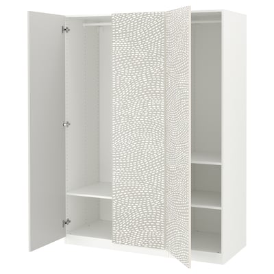 Une armoire ikea PAX blanche ouverte avec une porte texturée, avec des étagères et une tringle de suspension à l’intérieur.