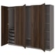 Une armoire PAX avec des portes en bois s’ouvre, révélant des étagères et des tiroirs à l’intérieur. Il est brun et offre un grand espace de rangement.