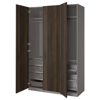 Une armoire PAX en marron avec des étagères et des tiroirs réglables, offrant des solutions de rangement polyvalentes.