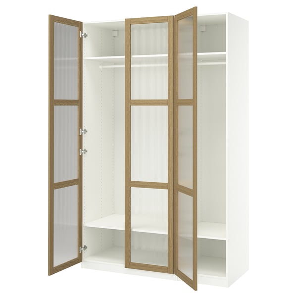 Cette image est une armoire PAX blanche avec des portes en verre texturé brun clair et des charnières argentées. Il dispose de plusieurs étagères et d’une tringle de suspension à l’intérieur.