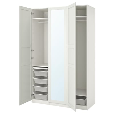 Armoire PAX blanche, ouverte, centre en miroir, étagères, tiroirs, paniers métalliques.