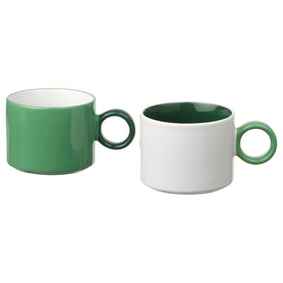 Deux tasses vertes et blanches avec des anses circulaires, de couleurs contrastées.