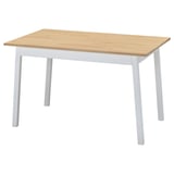 Table à manger en bois nommée PINNTORP, peut accueillir quatre personnes, pieds blancs, plateau en bois naturel. Style scandinave.