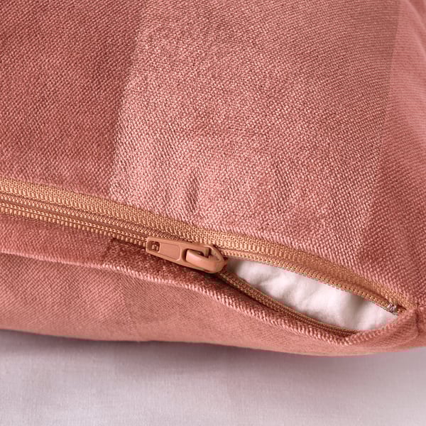 Fermeture éclair cachée sur la housse de coussin rose, facile à enlever, convient aux coussins de 50x50 cm.