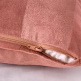 Fermeture éclair cachée sur la housse de coussin rose, facile à enlever, convient aux coussins de 50x50 cm.