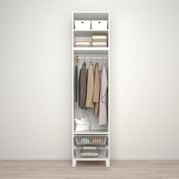 Une armoire blanche PLATSA permet de ranger les vêtements sur des cintres et des étagères. Il comprend des bacs de rangement et un panier en fil métallique inférieur.