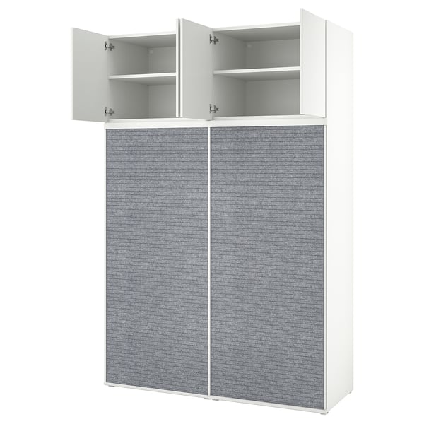 Armoire PLATSA blanche avec portes en feutre gris, 3 étagères, portes coulissantes.