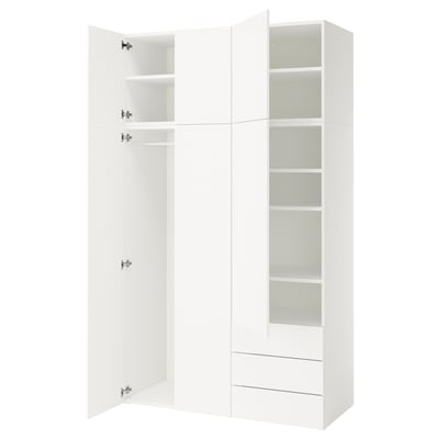 Une armoire PLATSA blanche avec des portes ouvertes, des étagères révélatrices et une tringle de suspension.