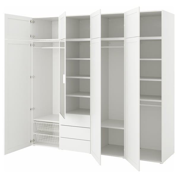 Système de rangement PLATSA blanc avec plusieurs étagères ouvertes et une section avec rail de suspension et paniers.