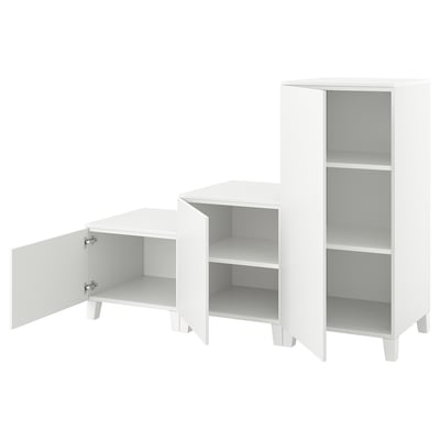 Un ensemble de meubles de rangement PLATSA blancs, comprenant des étagères ouvertes et une armoire. Design minimaliste moderne, idéal pour organiser les espaces.