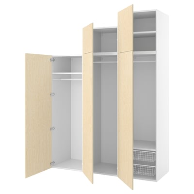 Un meuble de rangement PLATSA avec des portes en bois clair et un intérieur blanc. Il dispose d’étagères réglables et d’un espace de suspension.