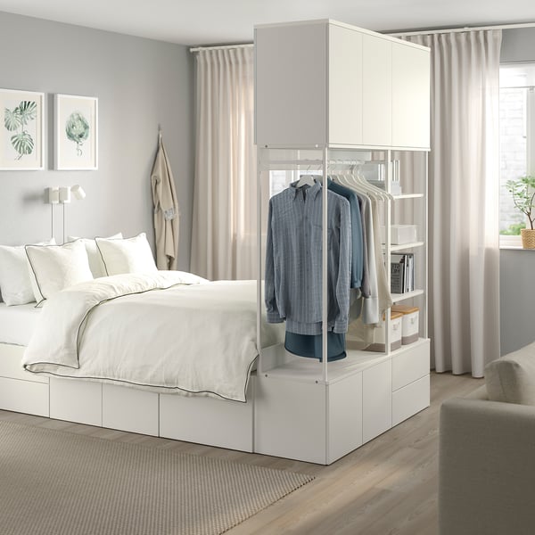 Combo moderne de lit blanc PLATSA et de rangement, s’ajustant proprement et organisé dans une chambre confortable.