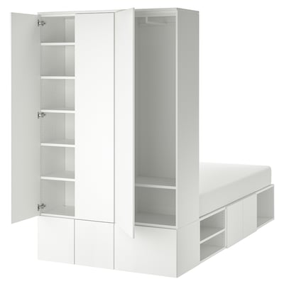 Un lit de rangement PLATSA blanc avec des sections ouvertes laissant apparaître des étagères intérieures.
