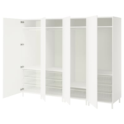 Meubles de rangement PLATSA blancs. Ils ont des portes ouvertes révélant des étagères en fil de fer à l’intérieur. Les unités sont de différentes hauteurs et sont conçues pour être modulaires.