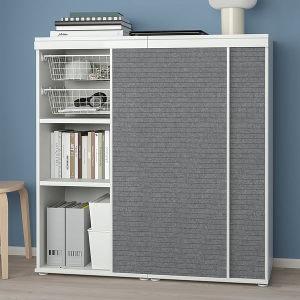 Bibliothèque avec portes coulissantes. Pieds réglables pour le nivellement du sol. Étagères intérieures et accessoires pour un rangement organisé. Les portes coulissantes permettent d’économiser de l’espace.