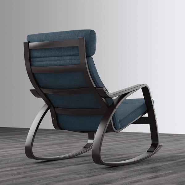 Fauteuil à bascule rembourré bleu avec cadre en métal noir sur un plancher en bois.
