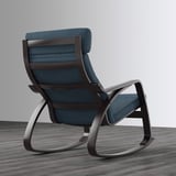 Fauteuil à bascule rembourré bleu avec cadre en métal noir sur un plancher en bois.