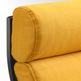 Gros plan du fauteuil POÄNG jaune moutarde. Tissu doux et texturé et cadre noir robuste visibles. Dossier haut pour le soutien de la nuque.