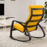 Fauteuil à bascule rembourré jaune vif avec cadre en métal noir dans un salon confortable.