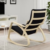 Fauteuil à bascule moderne en bois clair avec coussins noirs, dossier haut pour le soutien de la nuque.