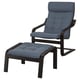 Chaise et tabouret POÄNG, coussins bleus, cadre noir, lignes courbes, rembourré, confortable.