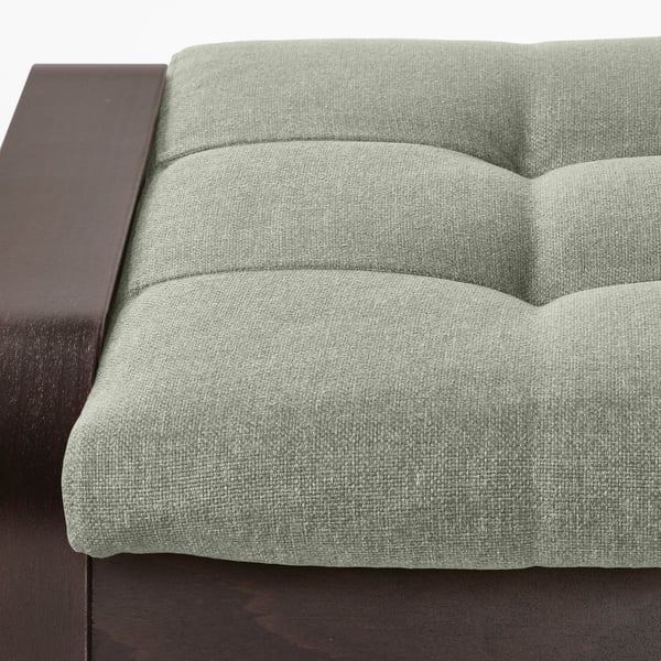 Chaise confortable en tissu vert, cadre en bois foncé, coussins moelleux ; Soutien dorsal haut.