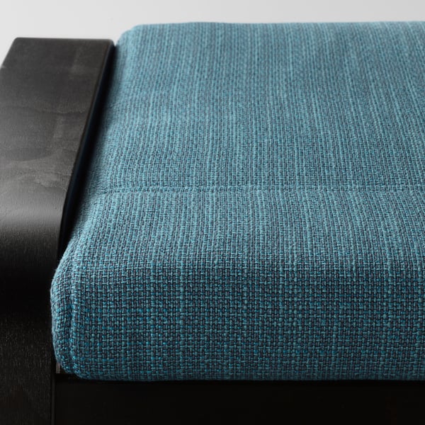 Un siège rembourré bleu sarcelle avec dossier en bois noir, montrant un tissu de haute qualité et un cadre robuste.