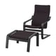 Un fauteuil inclinable POÄNG marron foncé avec repose-pieds assorti, aux lignes épurées et aux sièges rembourrés.