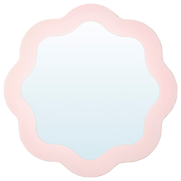 Cette image montre un miroir PRUNKHALLON en rose clair. Il a un cadre ondulé et décoratif et est légèrement convexe. Parfait pour une vanité ou un couloir.