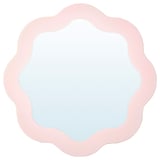 Cette image montre un miroir PRUNKHALLON en rose clair. Il a un cadre ondulé et décoratif et est légèrement convexe. Parfait pour une vanité ou un couloir.