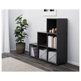 Étagères cube noir avec bacs, livres, décoration, plante, tapis