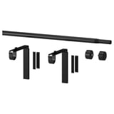 Ensemble de tringles à rideaux RÄCKA noir avec supports réglables en longueur et en angle, conçu pour des traitements de fenêtre polyvalents.