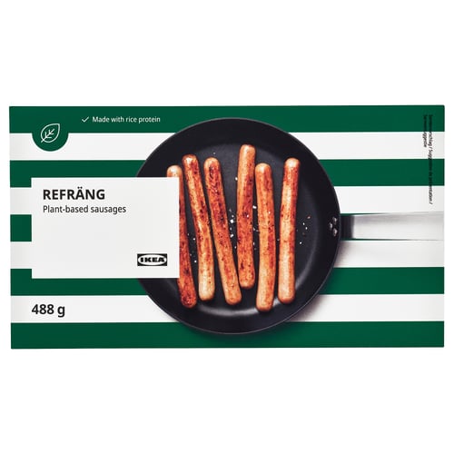 Un paquet de saucisses végétales ikeas REFRÄNG, avec une casserole avec cinq saucisses, pesant 488 g.