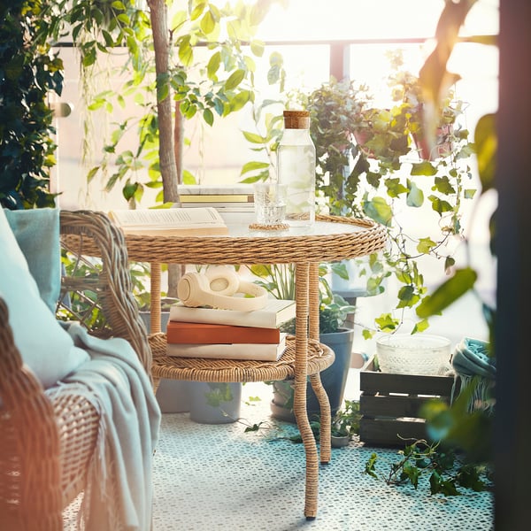Table d’appoint RISHOLMEN avec plateau en verre transparent. Rotin tissé à la main, résistant aux intempéries, parfait pour l’extérieur. Plus petit que les plantes voisines, il tient les articles proprement.