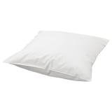 Une taie d’oreiller RÖNNVECKMAL blanche de forme carrée en percale de coton, dotée d’une fermeture enveloppe.
