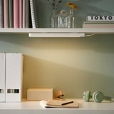 Lampe d’espace de travail minimaliste ROLFSTORP, petite, mince, fixée près des livres, éclairage subtil.