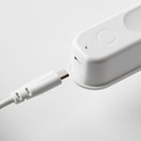 Une lampe connectée par USB. Il met en évidence le port usb-c, mettant l’accent sur sa capacité de charge.