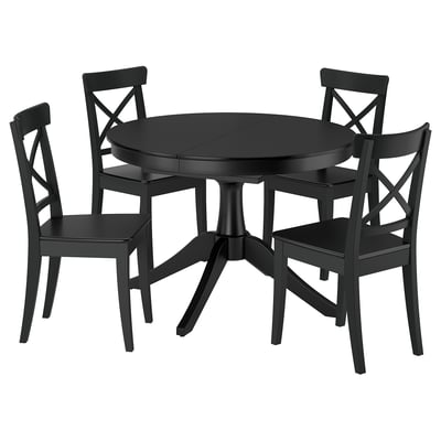 Table à manger ronde extensible ROSENTORP noire avec quatre chaises. Pieds en bois résistants aux rayures, extensibles et robustes.