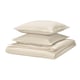 Une parure de lit beige pliée, composée d’une housse de couette et de taies d’oreiller, soigneusement empilées, avec un design de fermeture enveloppe.