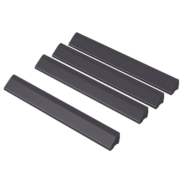 Trois bandes de plastique rectangulaires noires, faisant partie du kit de revêtement de sol extérieur RUNNEN, posées à différents angles pour l’affichage.