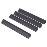 Trois bandes de plastique rectangulaires noires, faisant partie du kit de revêtement de sol extérieur RUNNEN, posées à différents angles pour l’affichage.