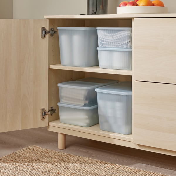 Armoire en bois avec des boîtes de rangement transparentes, idéale pour organiser les petits objets et les garder visibles et sans poussière.